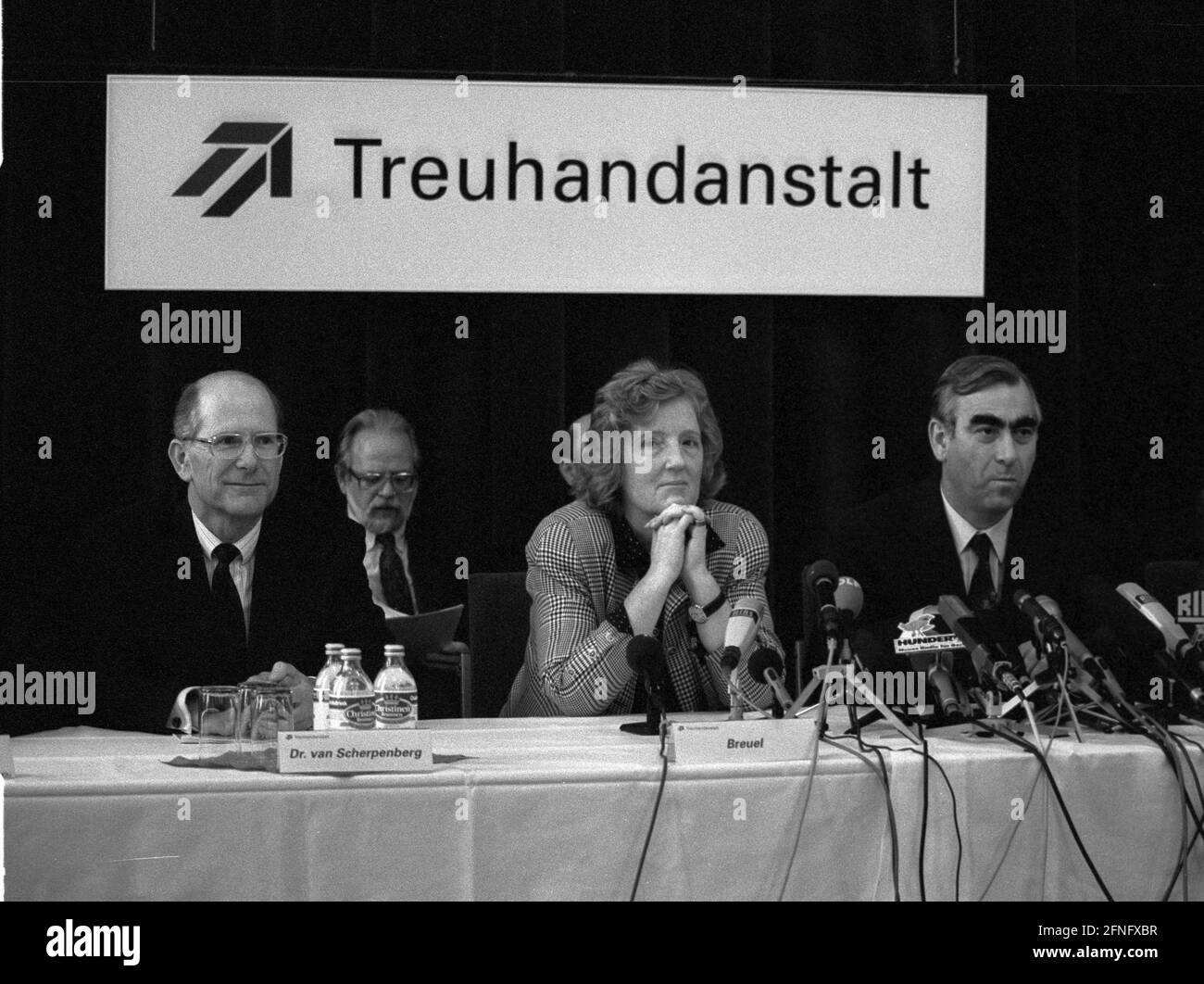 Berlin / GDR / Economy / 1992 Treuhand-Anstalt: Birgit Breuel (boss), Federal Minister of Finance Theo Waigel, CSU, as top boss . Links van Scherpenberg // Liquidation / Treuhand [automated translation] Stock Photo
