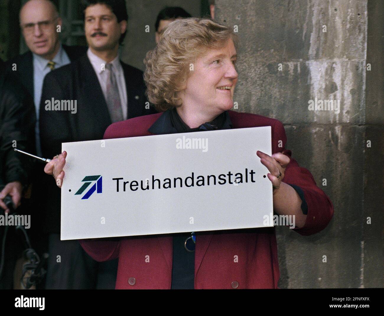 Berlin / GDR / Economy / 31.12.1994 End of the Treuhand-Anstalt. Boss Birgit Breuel takes down the sign at the Leipziger Strasse headquarters. The majority of the 4,000 state-owned GDR companies are privatised // Treuhand / Einigung / [automated translation] Stock Photo