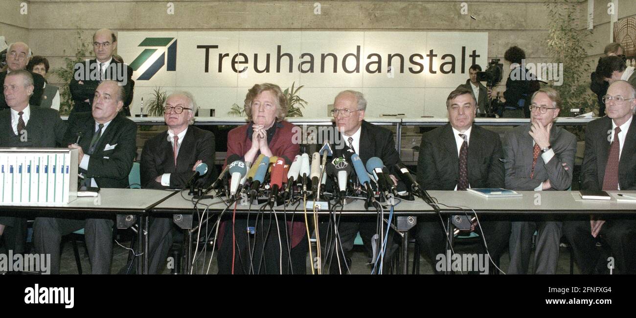 Berlin / Treuhand-Anstalt 1994 Final press conference, dissolution of the Treuhand f.lefts: Klaus Schucht, Lennings, Hero Harms, Birgit Breuel, Heinrich Hornef // Treuhandanstalt / GDR [automated translation] Stock Photo