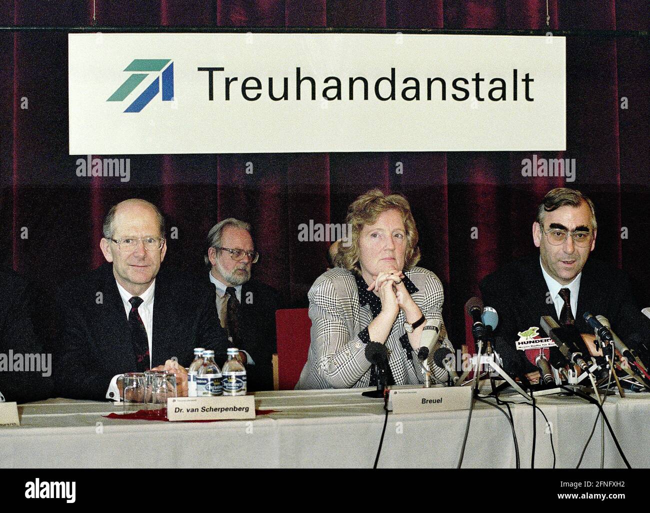 Berlin / GDR / Economy / 1992 Treuhand-Anstalt: Executive van Scherpenberg, Birgit Breuel (boss), Federal Minister of Finance Theo Waigel, CSU, as top boss // Liquidation [automated translation] Stock Photo