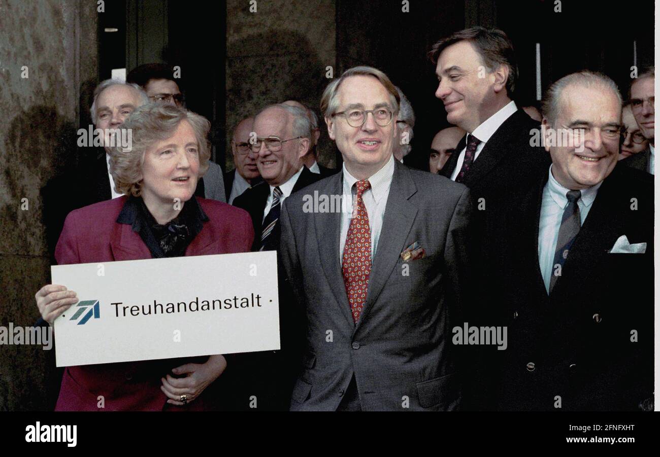 Berlin / GDR / Economy / 31.12.1994 End of the Treuhand-Anstalt. Boss Birgit Breuel has just taken down the sign at the Leipziger Strasse headquarters. The majority of the 4000 state-owned GDR companies have been privatized. The Treuhand is dissolved and the remaining work is done by successor organizations. from left: Birgit Breuel, Hero Harms, Kilz, Hans Kraemer, Manfred Lennings // Treuhand / Einigung / GDR / [automated translation] Stock Photo