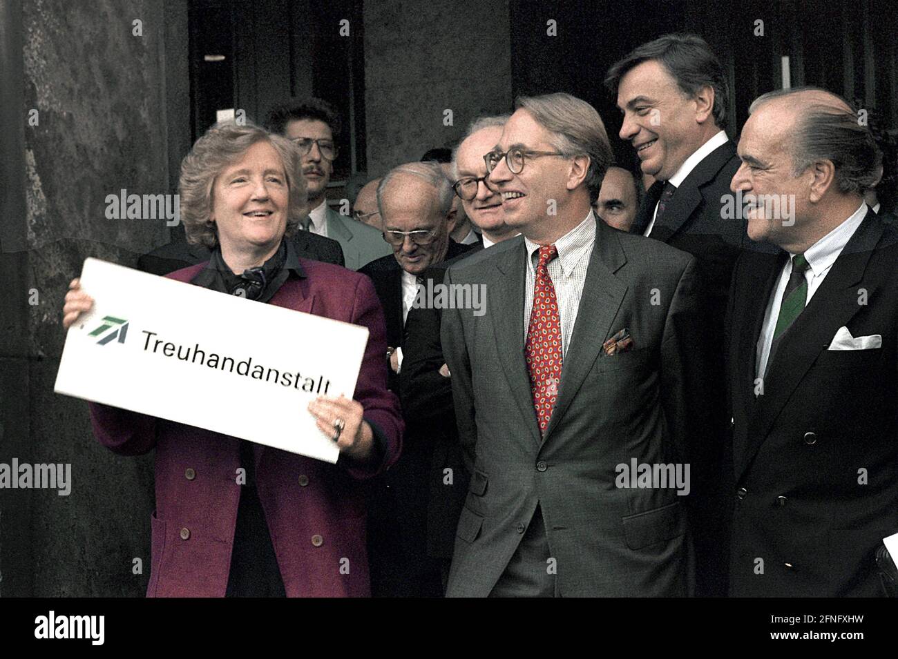 Berlin / GDR / Economy / 31.12.1994 End of the Treuhand-Anstalt. Boss Birgit Breuel takes down the sign at the Leipziger Strasse headquarters. The majority of the 4000 state-owned GDR companies are privatised. from left: Birgit Breuel, Hero Harms, Kilz, Hans Kraemer, Manfred Lennings // Treuhand / Agreement / [automated translation] Stock Photo