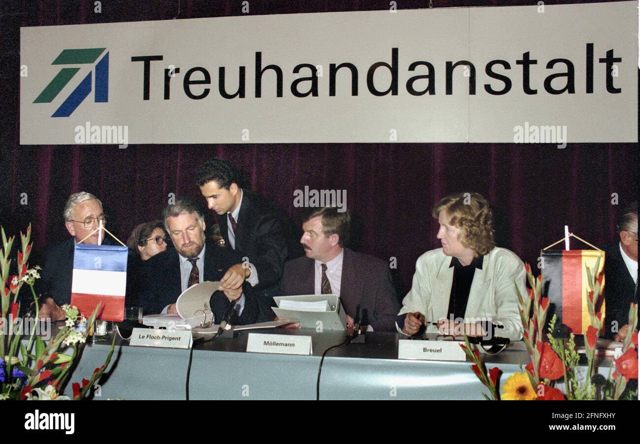 Berlin / Treuhand-Anstalt / ELF / 1992 Sale of the Leuna refinery to ELF-Aquitaine, signing of the contract in the Treuhand on 23.7.1992. Treuhand boss Birgit Breuel, ELF boss Le Floch Prigent, members of the French delegation named Puechel Standing behind: unknown // GDR / Industry / Privatisation / Donations / Bribery / Corruption / [automated translation] Stock Photo