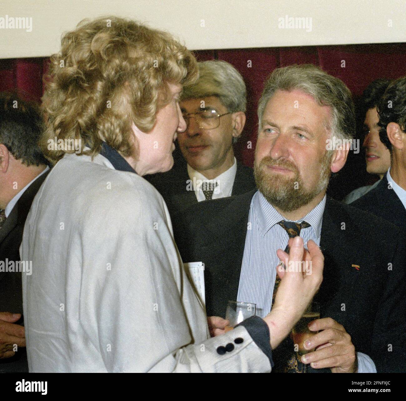 Berlin / Treuhand-Anstalt / ELF / 1992 Sale of the Leuna refinery to ELF-Aquitaine, contract signed in the Treuhand on 23.7.1992. Treuhand boss Birgit Breuel, ELF boss Le Floch Prigent drinking champagne // GDR / Industry / Privatisation / Donations / Bribery / Corruption / [automated translation] Stock Photo