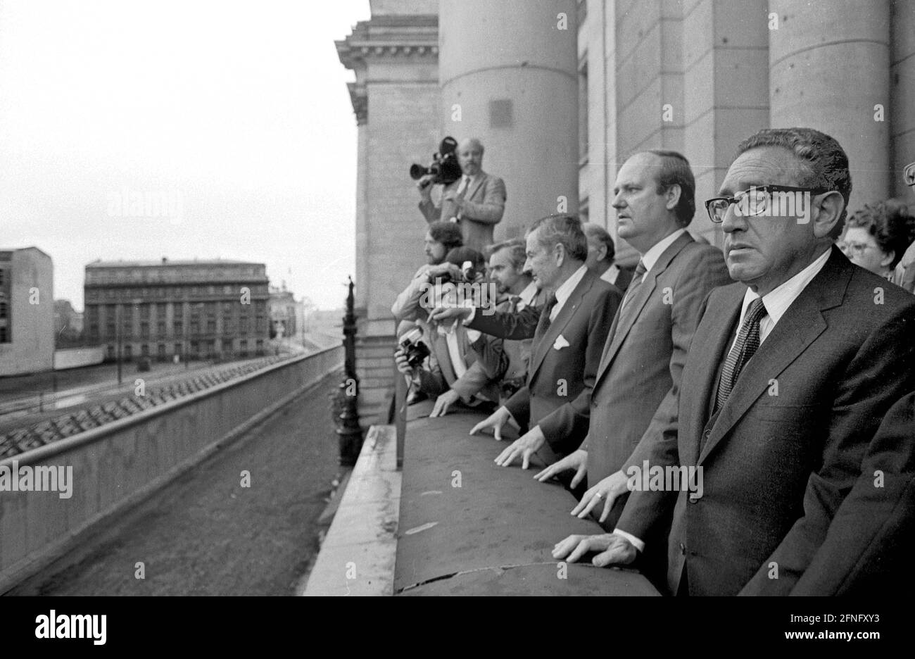 Berlin Wall / GDR border /15.6.1980 A delegation from Chase Manhattan Bank visits the Reichstag. Henry Kissinger, Dietrich Stobbe, Governing Mayor, and Rockefeller look at the Wall behind the Reichstag. The building on the left behind the Wall is the Chamber of Technology of the GDR, today Jakob-Kaiser-Haus of the Bundestag. The Wall area on the left is today the forecourt for the Bundestag. // Allied / SPD / Local Politics / GDR Wall / [automated translation] Stock Photo