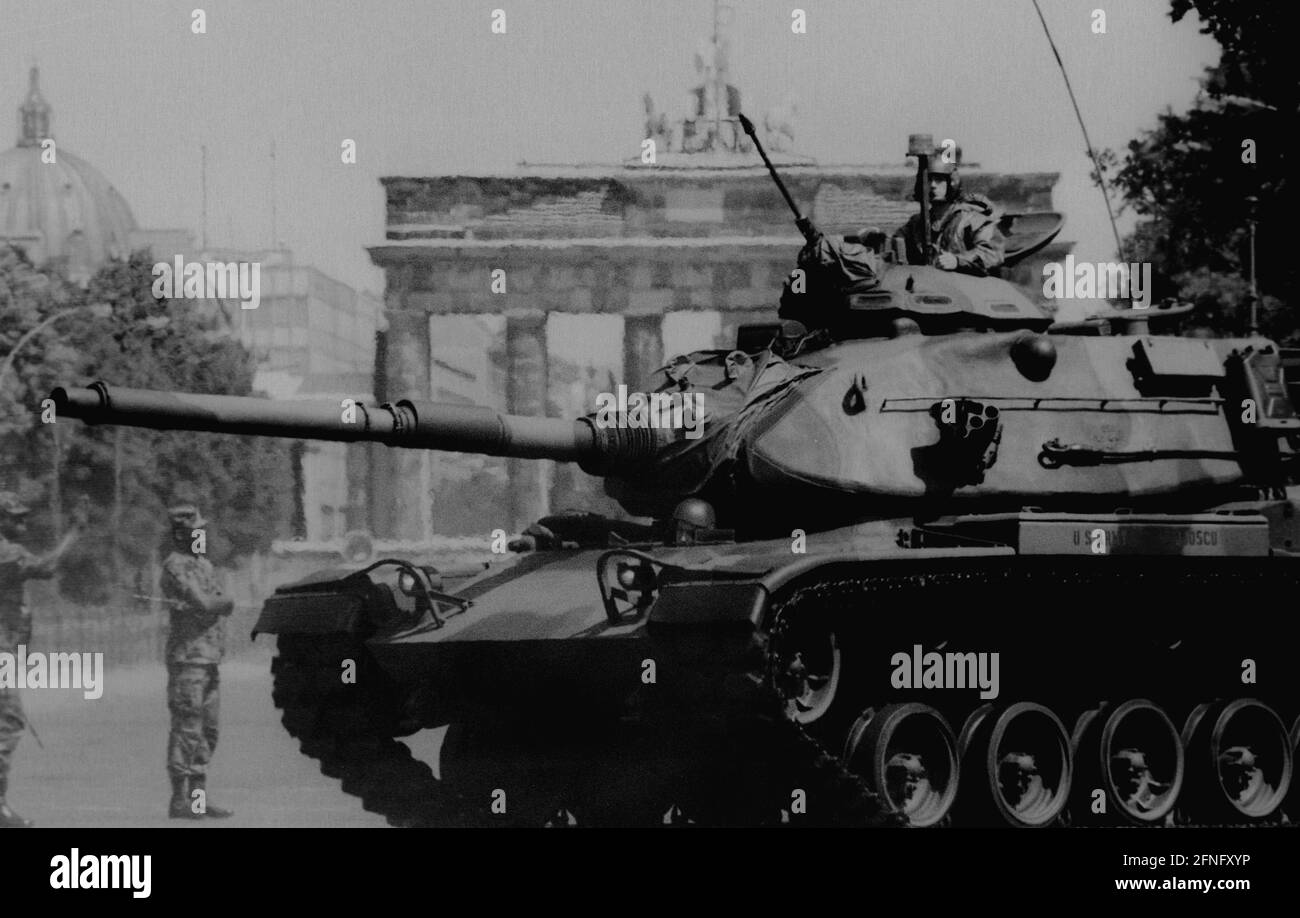 Berlin-Tiergarten / government district / 1987 American tank in front of the Brandenburg Gate during the annual military parade of the 3 western occupying powers. // Allies / Tanks / USA / Berlin-Status / History / Districts / [automated translation] Stock Photo