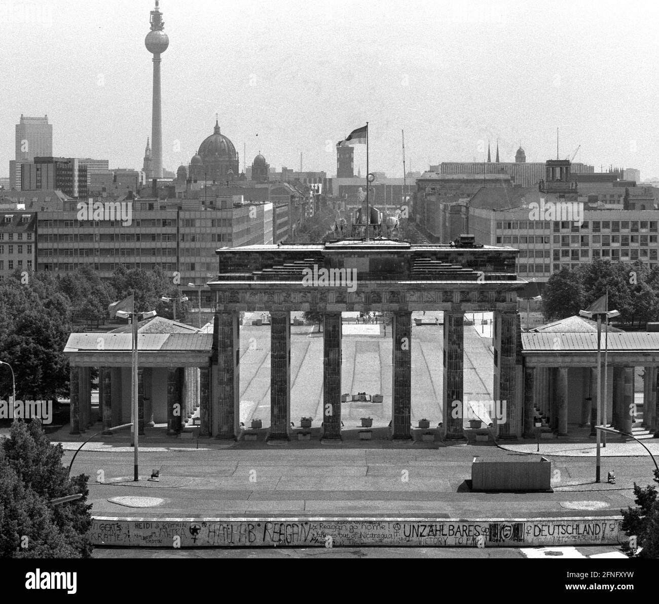 Berlin selection / GDR wall / 1987 Brandenburg Gate: American President Ronald Reagan came on a state visit in June and wanted to give a speech right here. Someone painted on the wall: Get lost Reagan. Shortly afterwards it said -Welcome Reagan- (see photo) // Americans / Allied / Communism / USA [automated translation] Stock Photo