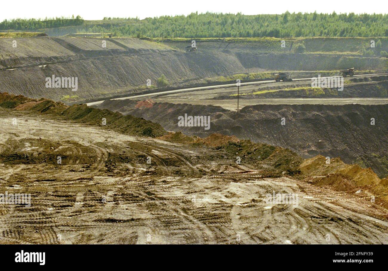 Thuringia / Federal States / GDR / 1996 Contaminated uranium mining sites in Ronneburg / East Thuringia. Large areas have to be cleaned up. The entire Wismut clean-up will cost a total of 6 billion euros. The photo shows an open-pit uranium mine. The big hole has to be filled up. // Uranium / Waste dumps / Energy / Atomic / Mining / Landscape [automated translation] Stock Photo