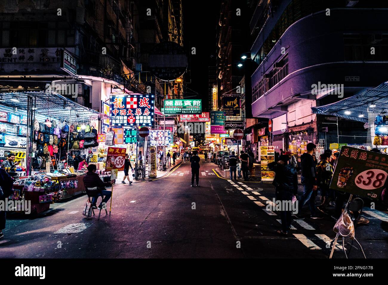 Hong kong neon nightlife night signs hi-res stock photography and ...