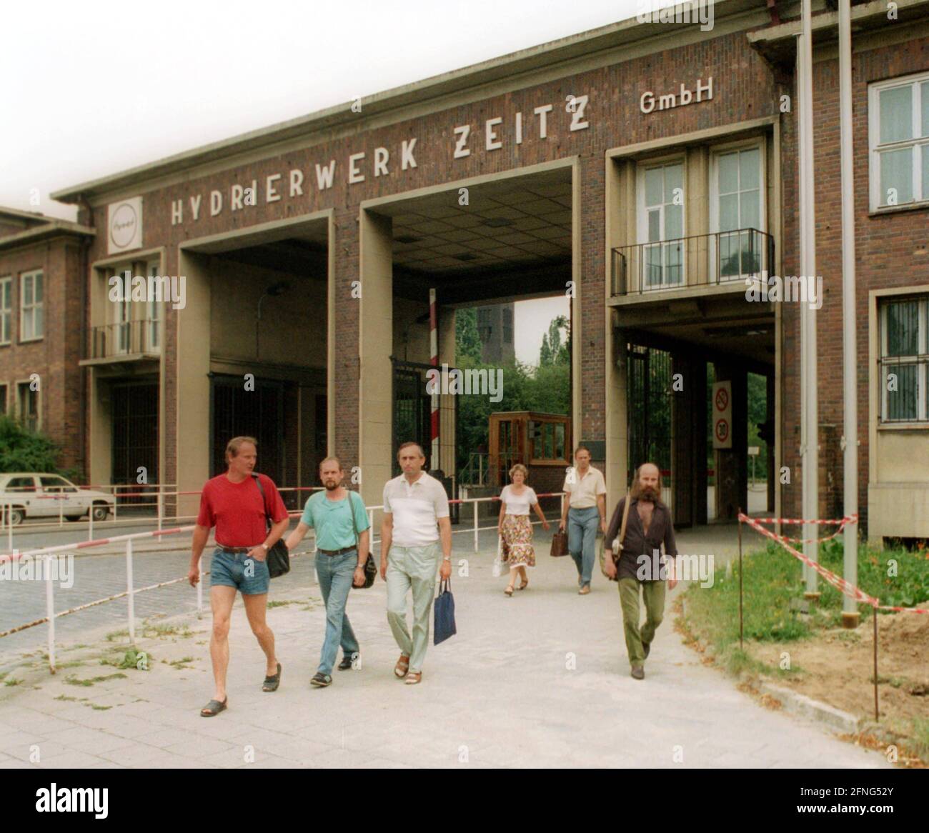 Saxony-Anhalt / GDR state / 8 / 1991 Zeitz hydrogenation works. Gasoline and lubricating oil are made there from brown coal. The workers experience the last days of the factory. Everything is torn down and new companies are to be settled there, a business park. Photo: Main entrance, workers have finished work. The VEB Hydrierwerke Zeitz had 2800 employees in 1990 // Chemie / Energie / [automated translation] Stock Photo