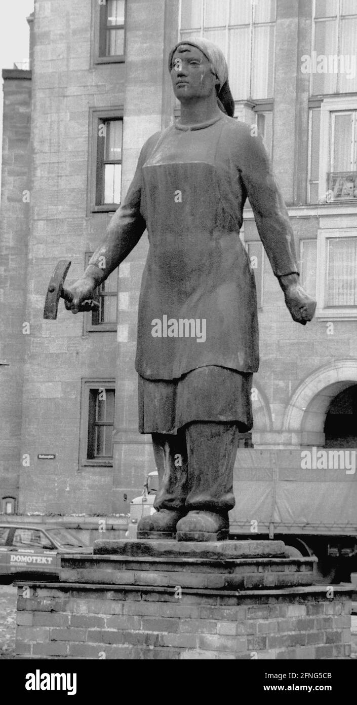 Saxony / Dresden / GDR symbols / 1992 monument for the Truemmerfrauen at the city hall / planned economy / socialism symbol / GDR economy / women / GDR country [automated translation] Stock Photo