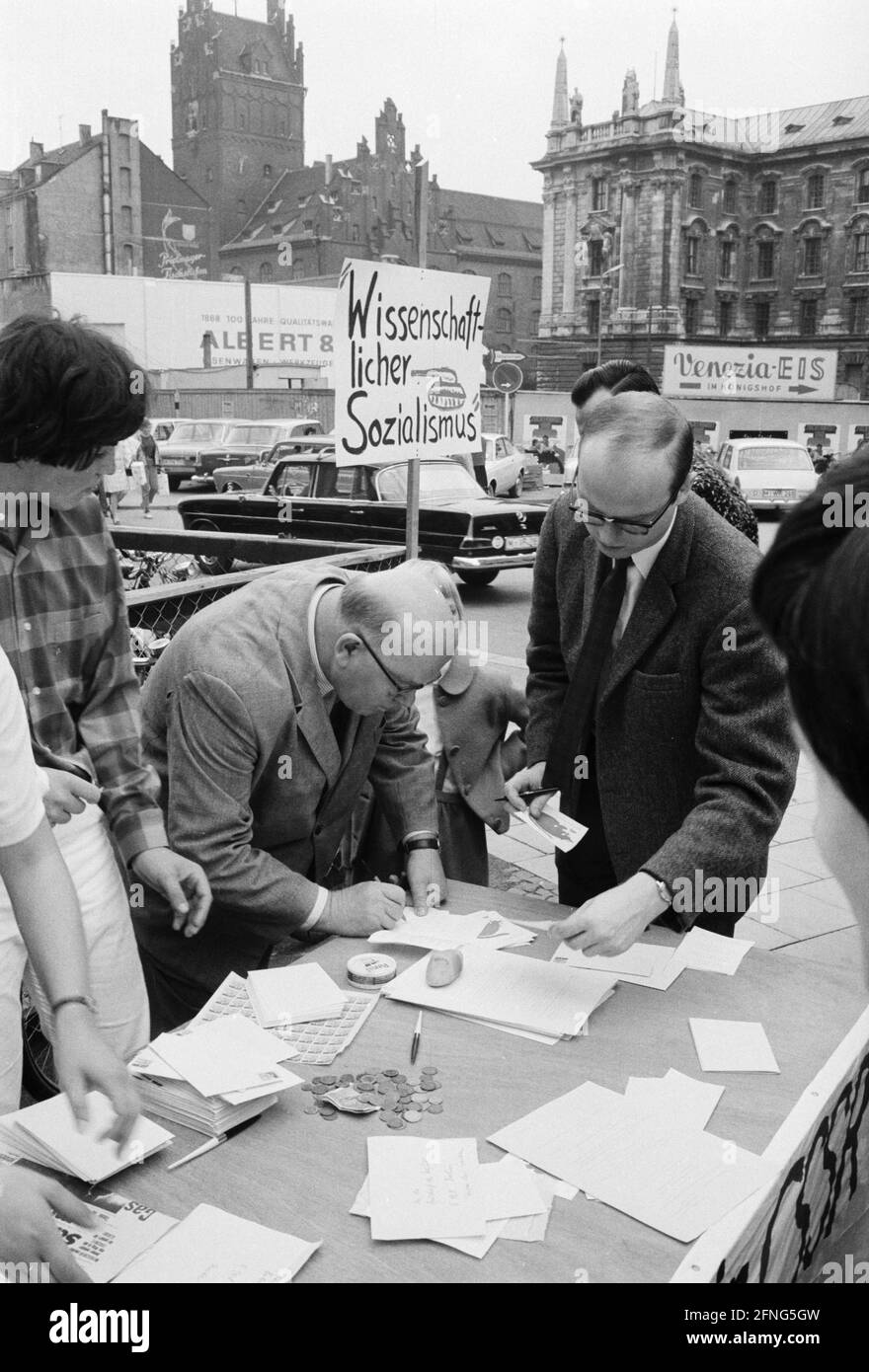 Collecting signatures against the suppression of the Prague Spring on the Kalrsplatz / Stachus in Munich. In the background the Palace of Justice. [automated translation] Stock Photo