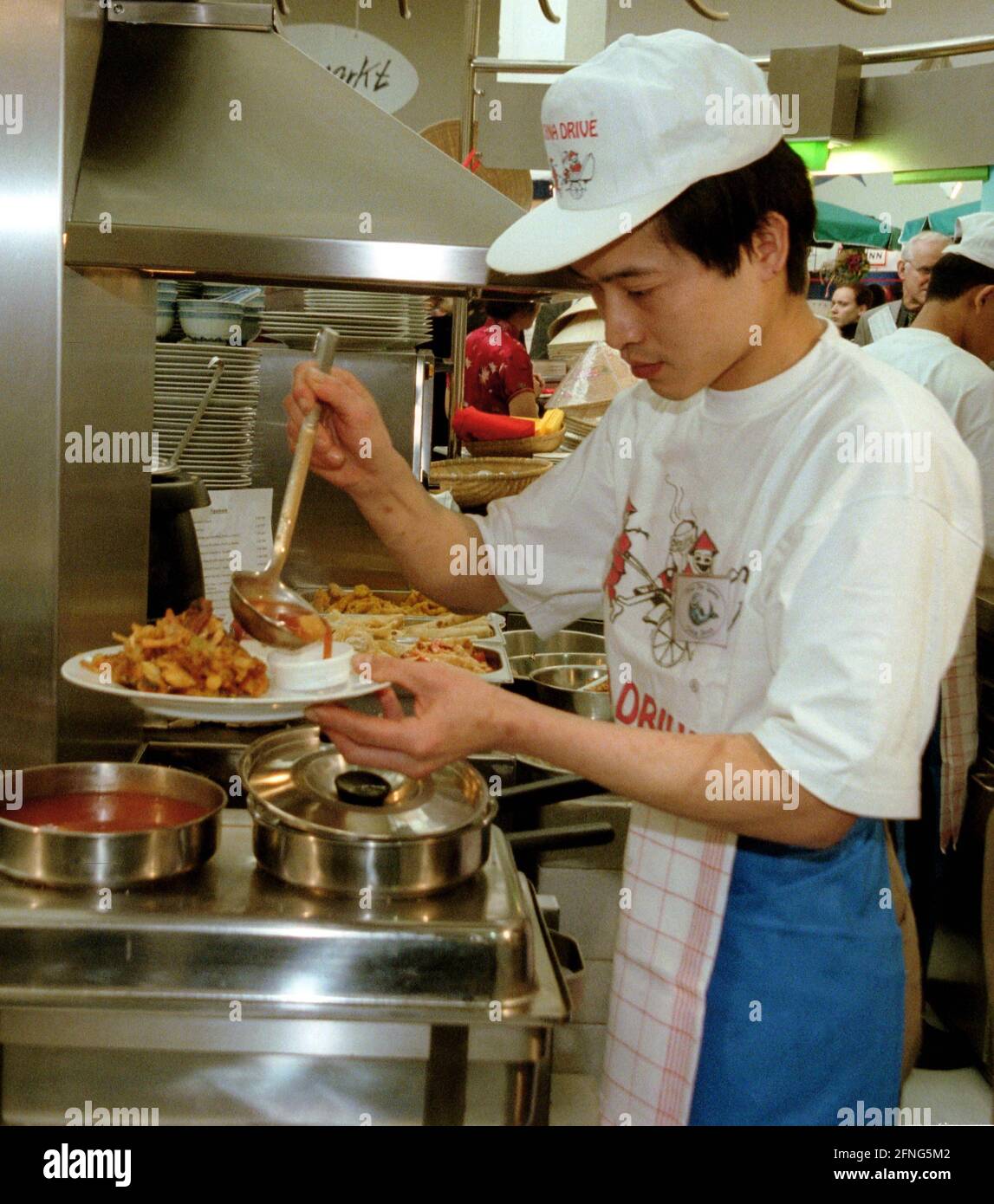 Berlin / Foreigners / Media / 1999 Vietnamese employee in Asian restaurant // Vietnam / Television / [automated translation] Stock Photo