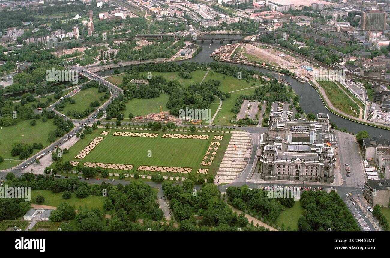 Berlin-City / D-State / Government District / 1994 Reichstag on the far right. Above are today buildings of the Bundestag, on the far left the Chancellor's office, on the upper left the main station // Spree / Bundestag / Districts / Tiergarten / Aerial views [automated translation] Stock Photo