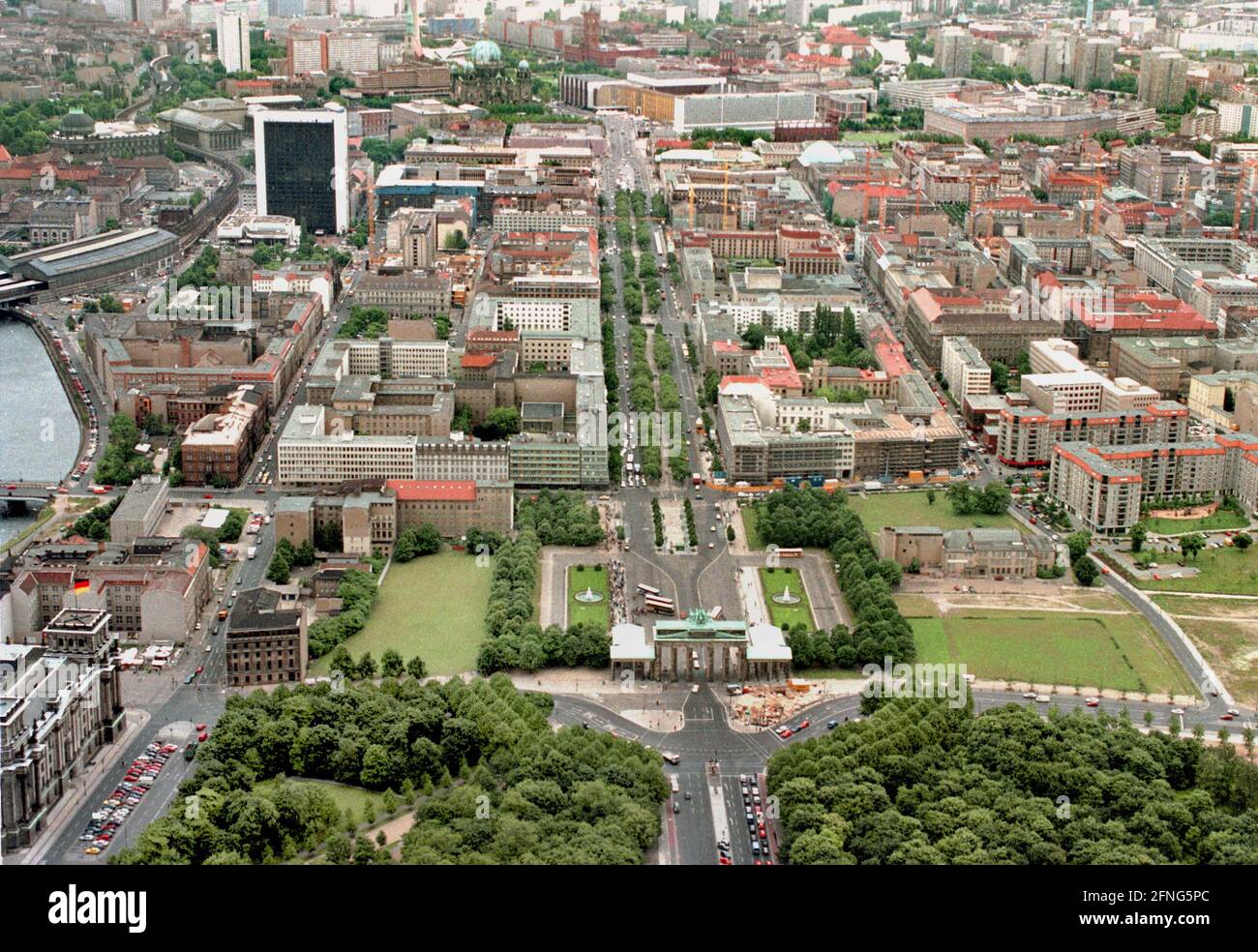 Berlin-City / Mitte / Government District 1994 Brandenburg Gate and Pariser Platz, street Unter den Linden. To the right today: Hotel Adlon, Dresdner Bank, Liebermannhaus, Haus Sommer, American Embassy. On the far left is the Jakob-Kaiser-Haus of the Bundestag in 2002 // Aerial views / D-State / Selection [automated translation] Stock Photo
