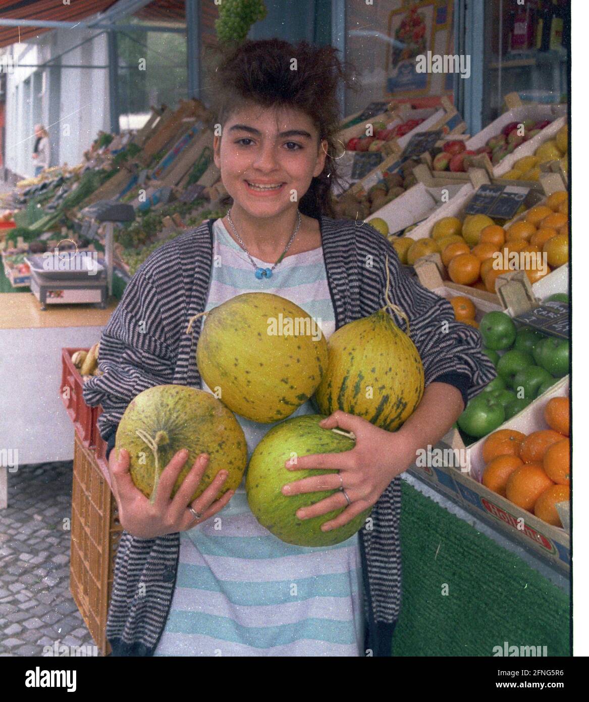 Berlin / Foreigners / Turks / Trade 1997 Turkish schoolgirl helps in her father's shop in Berlin-Charlottenburg. // Turks / Work / Women / Shop / School / [automated translation] Stock Photo
