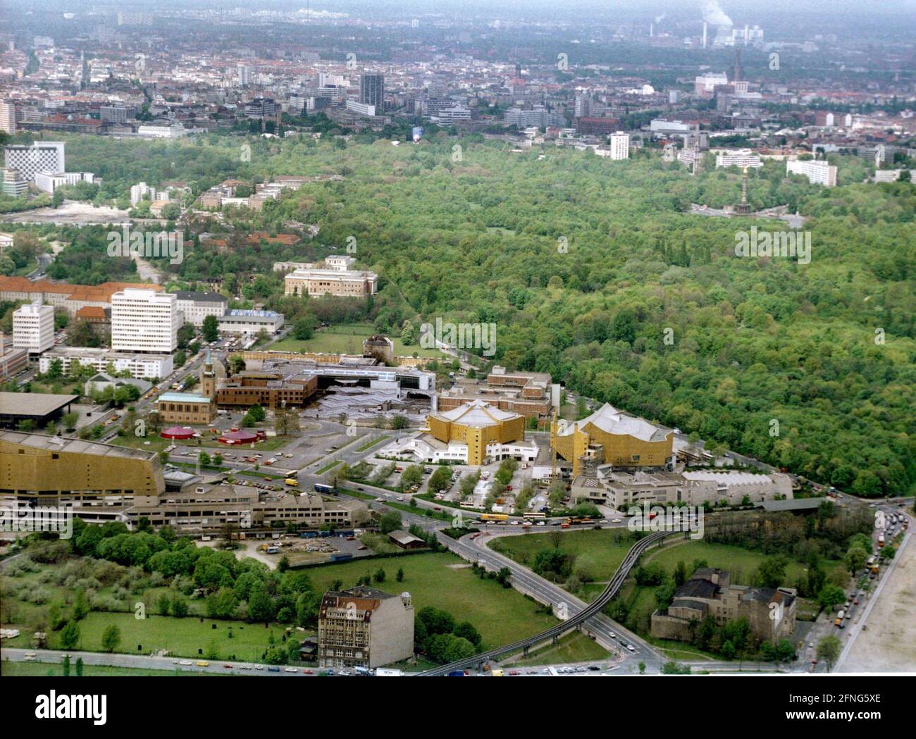 Berlin selection / Center / 5 / 1991 Kultur-Forum (Kemperplatz). With philharmonic hall, chamber music hall (right). Museum of copper engraving, Matthaeus church. Below the Haus Huth at Potsdamer Platz, Hotel Esplanade (ruin). There is now the Sony Center // Aerial Photographs / Districts Tiergarten / Views *** Local Caption *** [automated translation] Stock Photo