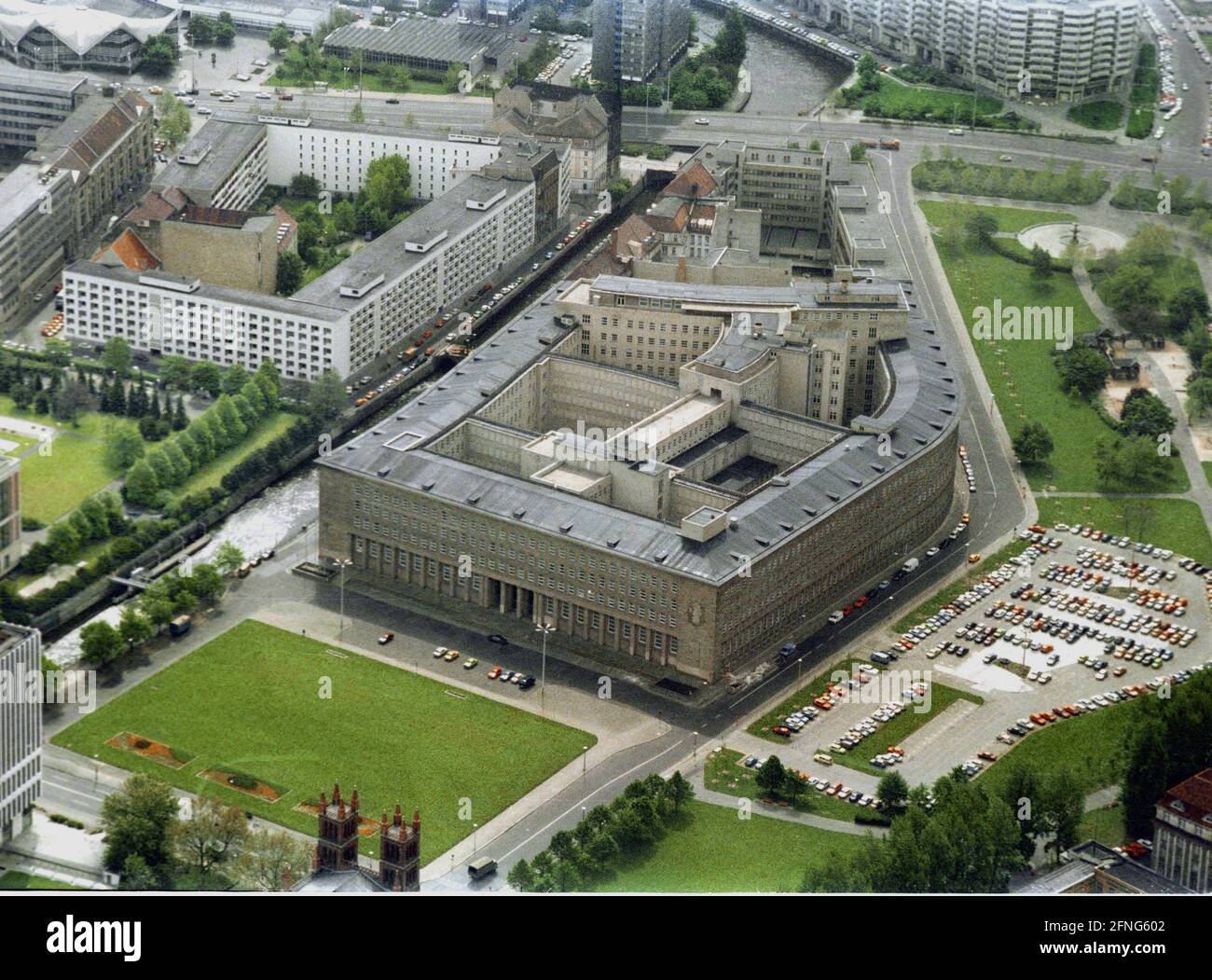 GDR / Berlin-City / 1991 The building of the Central Committee of the SED, formerly the German Reichsbank. From the rear part of the building the exchange of GDR marks into DM is organized. Today it houses the Federal Ministry of Foreign Affairs (Auswaertiges Amt), the lawn in front of the building has been redeveloped. In 1990, the freely-elected GDR People's Chamber met here and decided to join the Federal Republic. The Palace of the Republic was closed due to asbestos. // Government district / Berlin-Mitte / aerial view / [automated translation] Stock Photo
