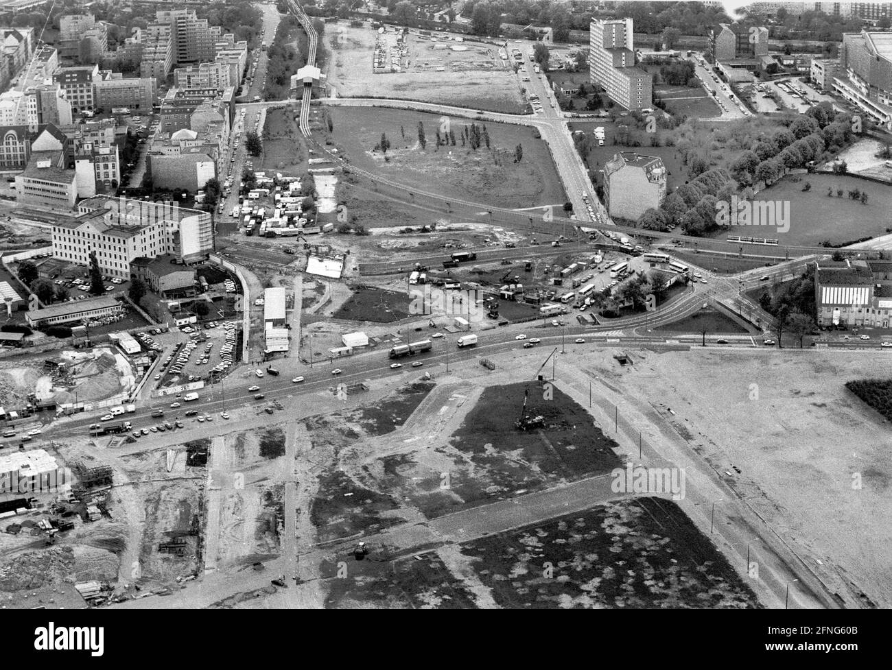 Berlin-City / Construction Sites / 1991 Potsdamer Platz. Above the Landwehrkanal. In the middle the Weinhaus Huth, the only old building of today's business district. On the elaende is still a test track of the AEG magnet train. Left above Kreuzberg, the Leipziger Strasse runs in the middle. On the right is the ruin of the Hotel Esplanade. On the areas below are today the representations of the states. // Aerial views / Kreuzberg / Districts / Mitte / Cityscape [automated translation] Stock Photo