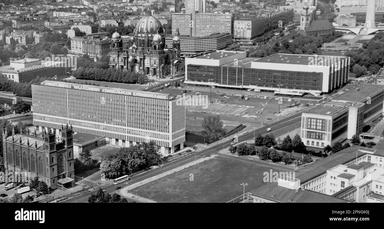 Berlin-Zentrum / Mitte / Regierungsviertel / 7 / 1992 Schlossplatz, Palace of the Republic, top center. Left GDR Ministry of Foreign Affairs, Schinkel Museum (Friedrichwerdersche Church). Center right: GDR State Council. Top left: Berlin Cathedral and the Museum Island // Berlin-Mitte / [automated translation] Stock Photo
