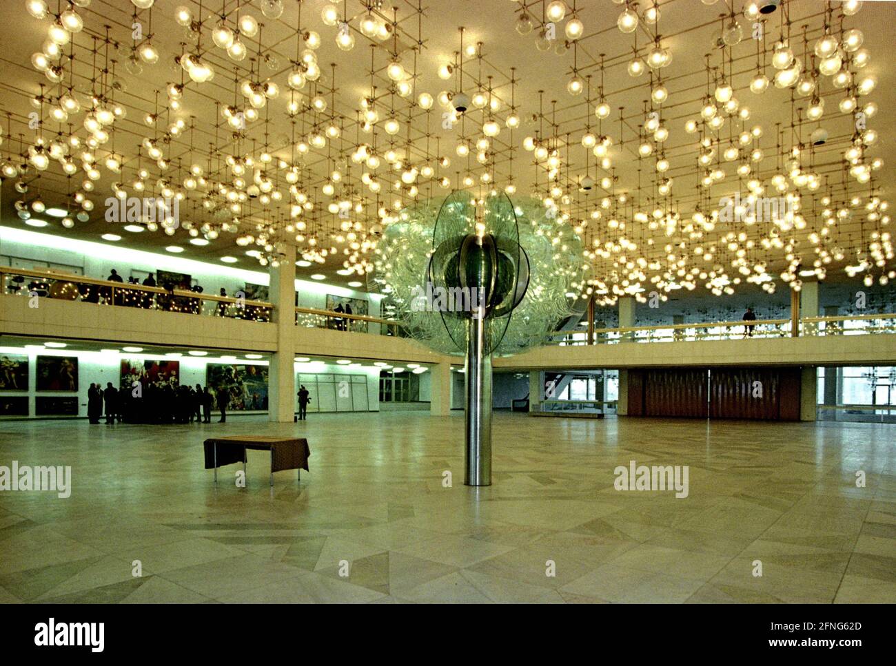 Berlin-Mitte / DDR / 5 / 1995 The Palace of the Republic at the  Schlossplatz, entrance hall. Because of the many lamps also called -Erichs  Lampenladen-. In the building was also the <
