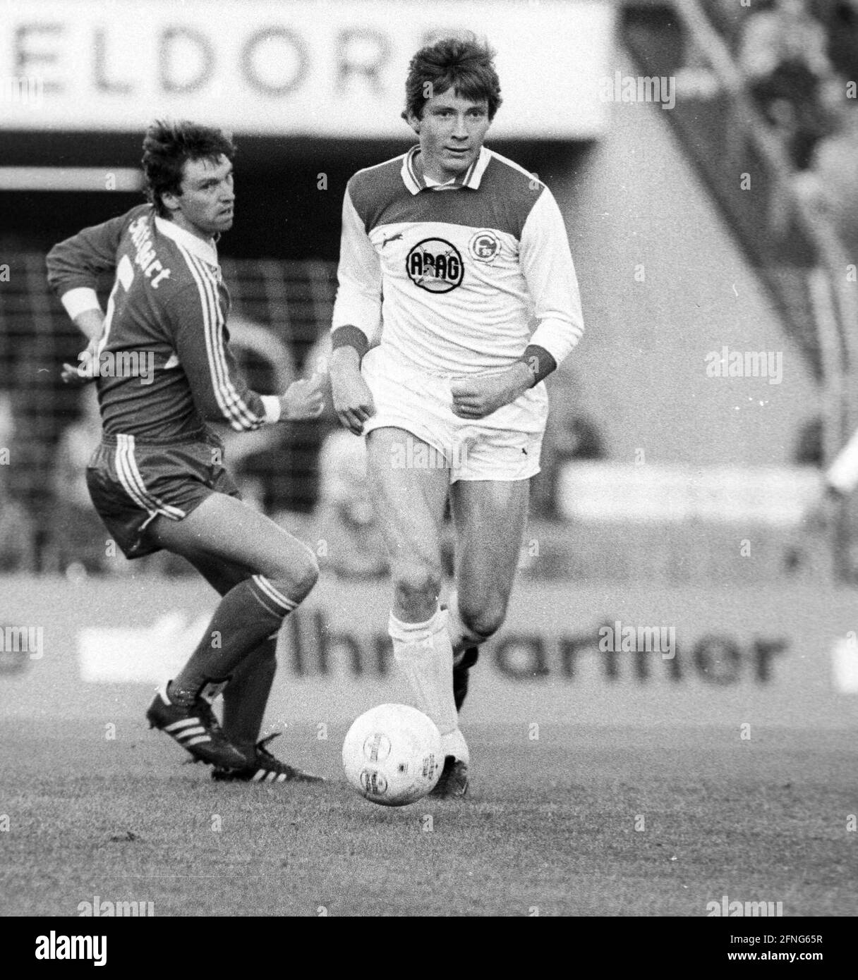 Atli Edvaldsson (Fortuna Düsseldorf) in the match against VFB Stuttgart on 29.10.1983. In the background: Niedermayer (VFB). DFL REGULATIONS PROHIBIT ANY USE OF PHOTOGRAPHS AS IMAGE SEQUENCES AND/OR QUASI-VIDEO [automated translation] Stock Photo
