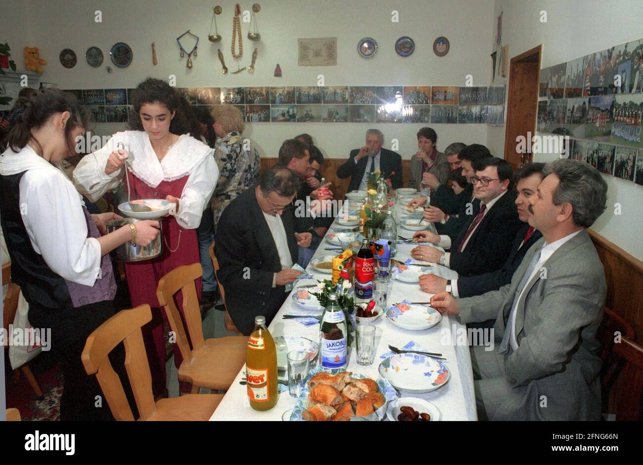 Berlin / Auslaender 2/1994 Ramadan dinner in a Turkish club in Kreuzberg. Eating is allowed after sunset. // Islam / Turks [automated translation] Stock Photo