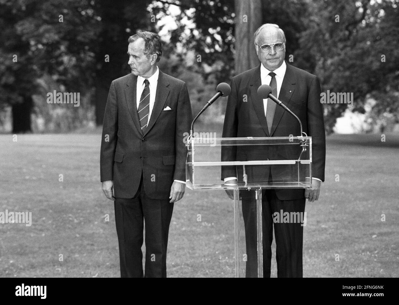 Germany, Bonn, 30.05.1989 Archive No.: 06-62-32 Visit of the American President Photo: Federal Chancellor Helmut Kohl and George H. W. Bush [automated translation] Stock Photo