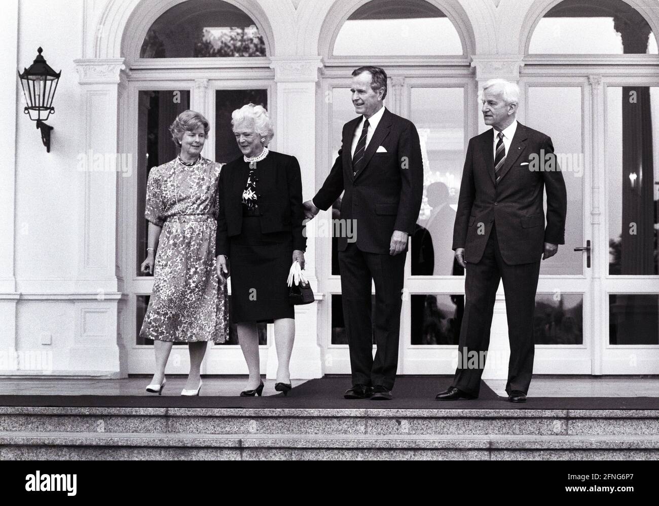 Germany, Bonn, 30.05.1989 Archive No.: 06-63-19 Visit of the American President Photo: from left to right: Marianne von Weizsäcker, Barbara Bush, George H. W. Bush and Federal President Richard von Weizsäcker [automated translation] Stock Photo