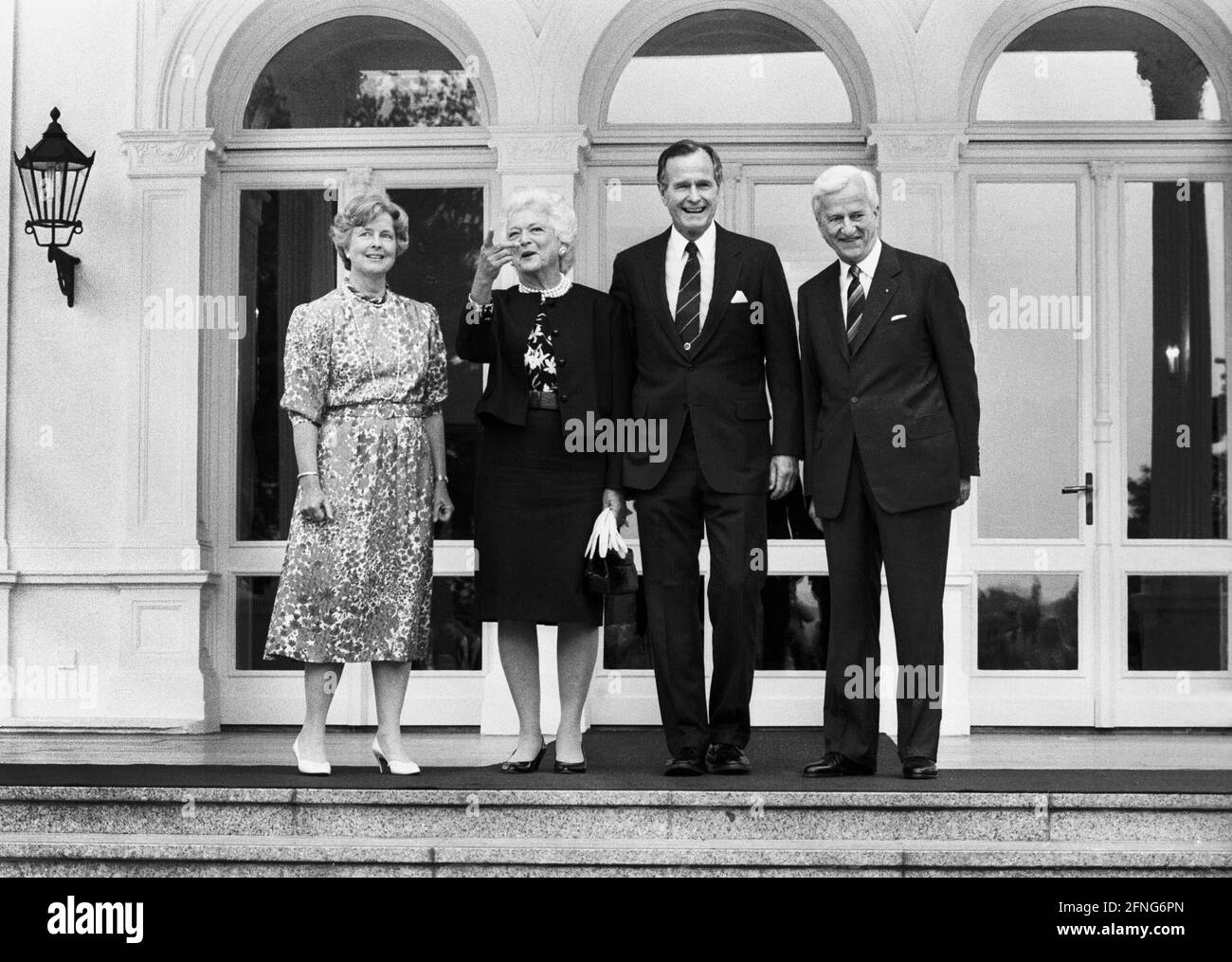 Germany, Bonn, 30.05.1989 Archive No.: 06-63-26 Visit of the American President Photo: from left to right: Marianne von Weizsäcker, Barbara Bush, George H. W. Bush and Federal President Richard von Weizsäcker [automated translation] Stock Photo