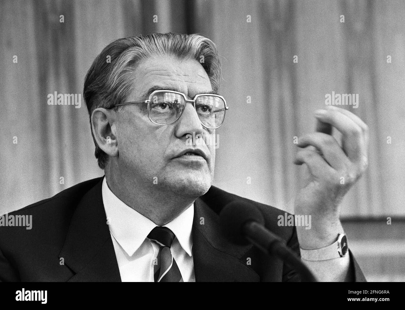 Germany, Bonn, 05.07.1989. Archive No: 06-54-15 Visit by the Deputy Chairman of the Council of Ministers and Minister for Environmental Protection and Water Management of the German Democratic Republic Photo: Dr Hans Reichert [automated translation] Stock Photo