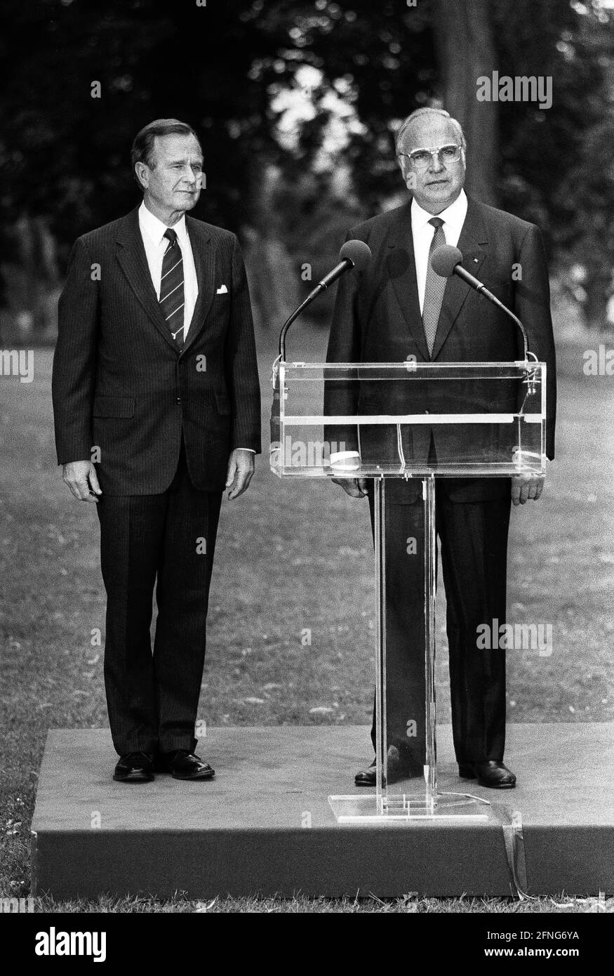 Germany, Bonn, 30.05.1989 Archive No.: 06-62-16 Visit of the American President Photo: Federal Chancellor Helmut Kohl and George H. W. Bush [automated translation] Stock Photo