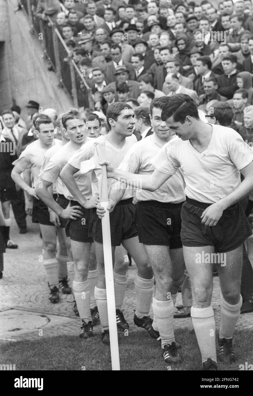 Borussia Mönchengladbach - Bor. Dortmund 4:5 on 11.09.1965 Team BVB right Lothar Emmerich checks the corner flag. In the middle Rudi Assauer DFL REGULATES PROHIBIT ANY USE OF PHOTOGRAPHS AS IMAGE SEQUENCES AND/OR QUASI-VIDEO [automated translation] Stock Photo