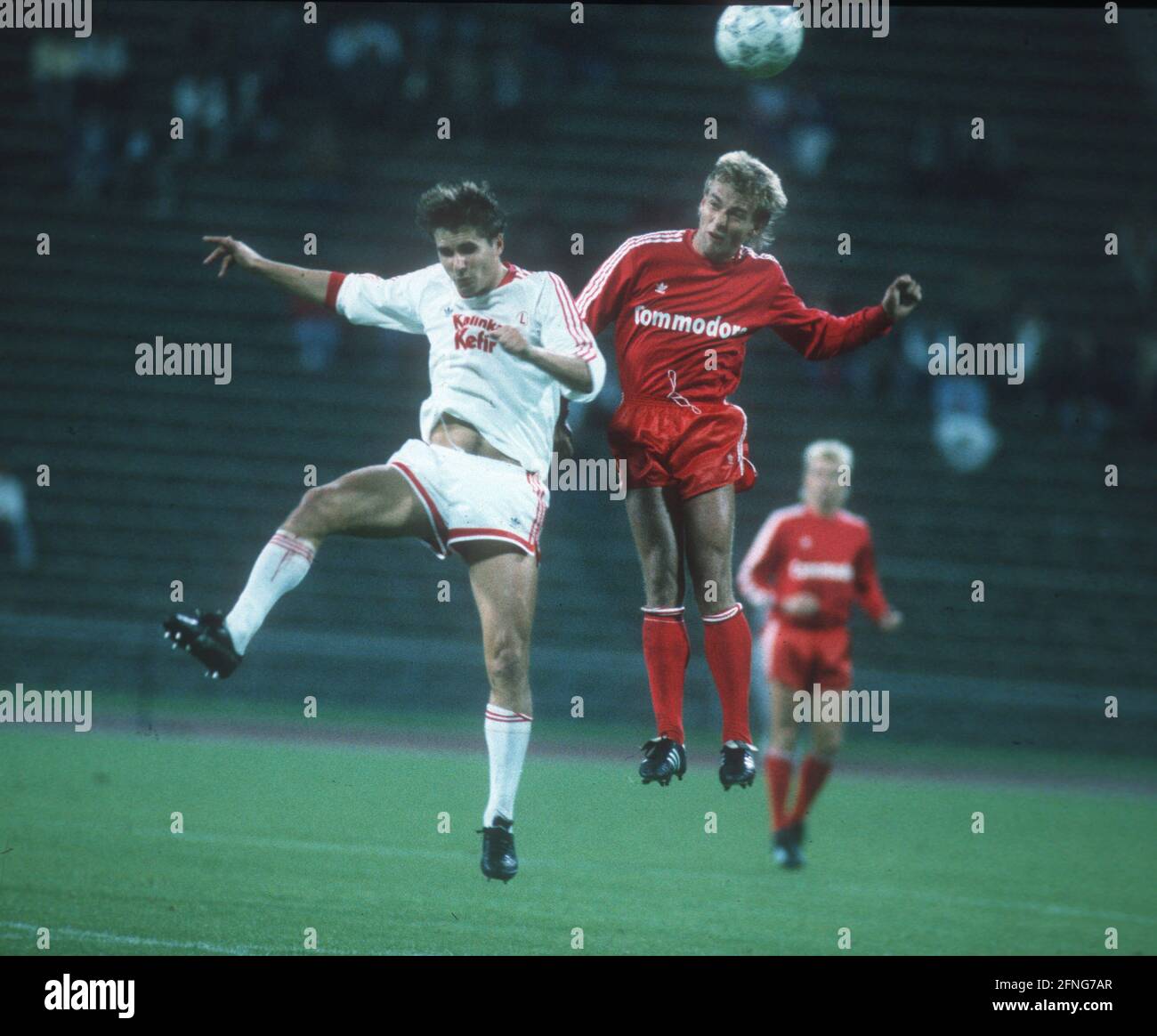 Uefa Cup 1st round: FC Bayern München - Legia Warsaw 07.09.1988. Headball duel between Hans-Dieter Flick (FCB/re.) and Dariusz Dziekanowski (Warsaw). [automated translation] Stock Photo