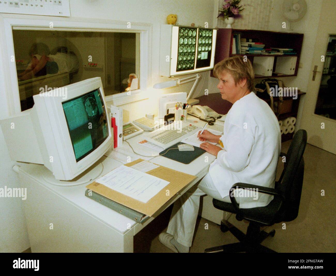 Berlin / Health / Hospitals / 1997 Hospital Prenzlauer Berg. Evaluation of the data of the computer tomograph, doctor / / women's work / hospital / Roentgen / diagnosis [automated translation] Stock Photo