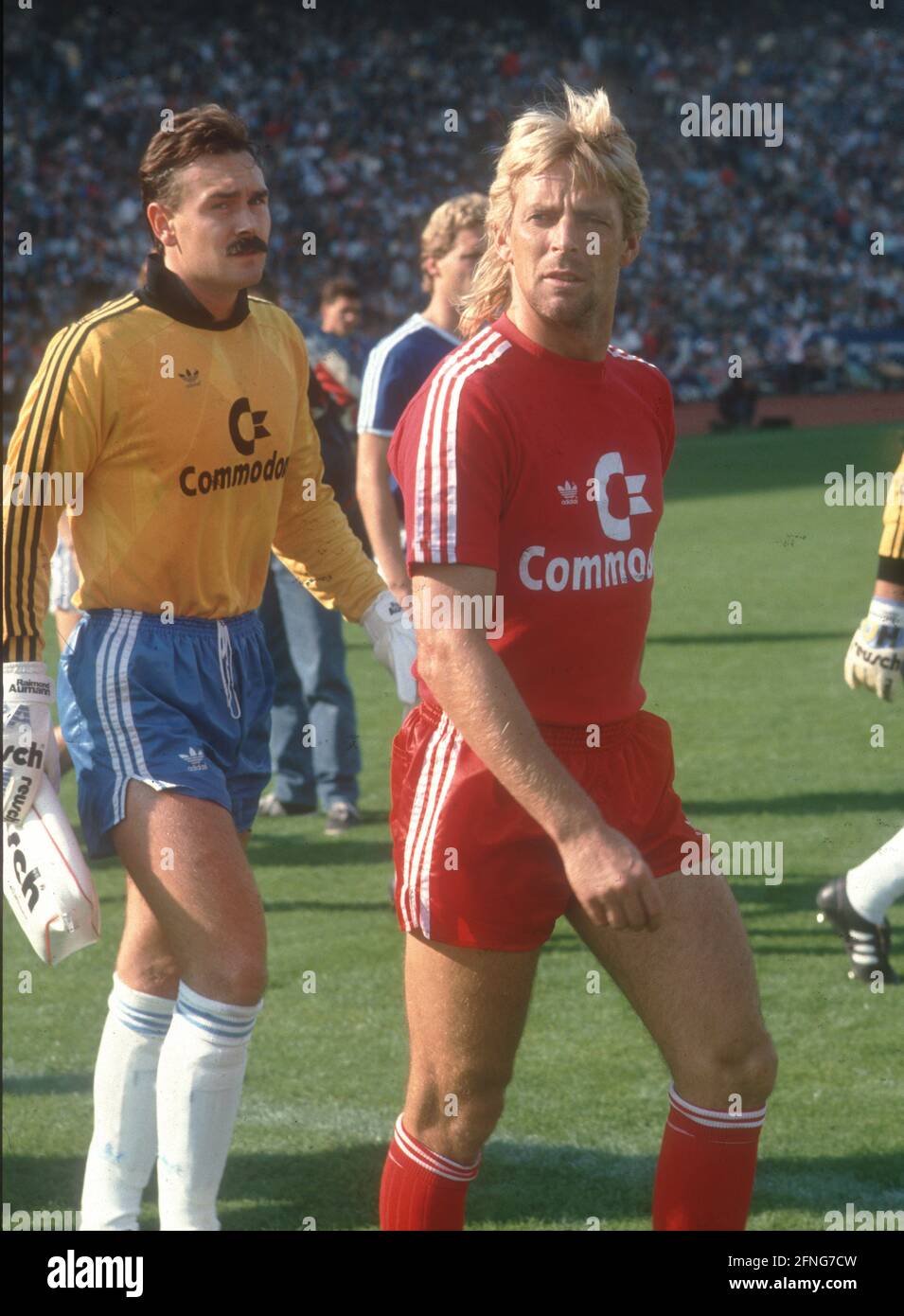 FC Schalke 04 - FC Bayern München 1:4/26.09.1987. Norbert Nachtweih (front) and Raimond Aumann (both FCB) during the march into the Parkstadion in Gelsenkirchen. [automated translation] Stock Photo