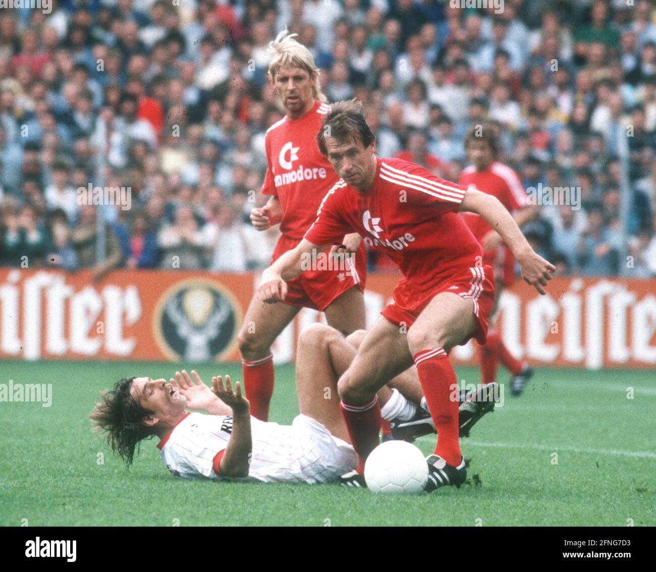 DFB Pokal 1987/88. 1st round: Rot-Weiß Essen - FC Bayern München 1:3/29.08.1987. Norbert Eder (FCB) action in front of Detlef Laibach (RWE/on the ground). Back: Norbert Nachtweih (FCB). [automated translation] Stock Photo