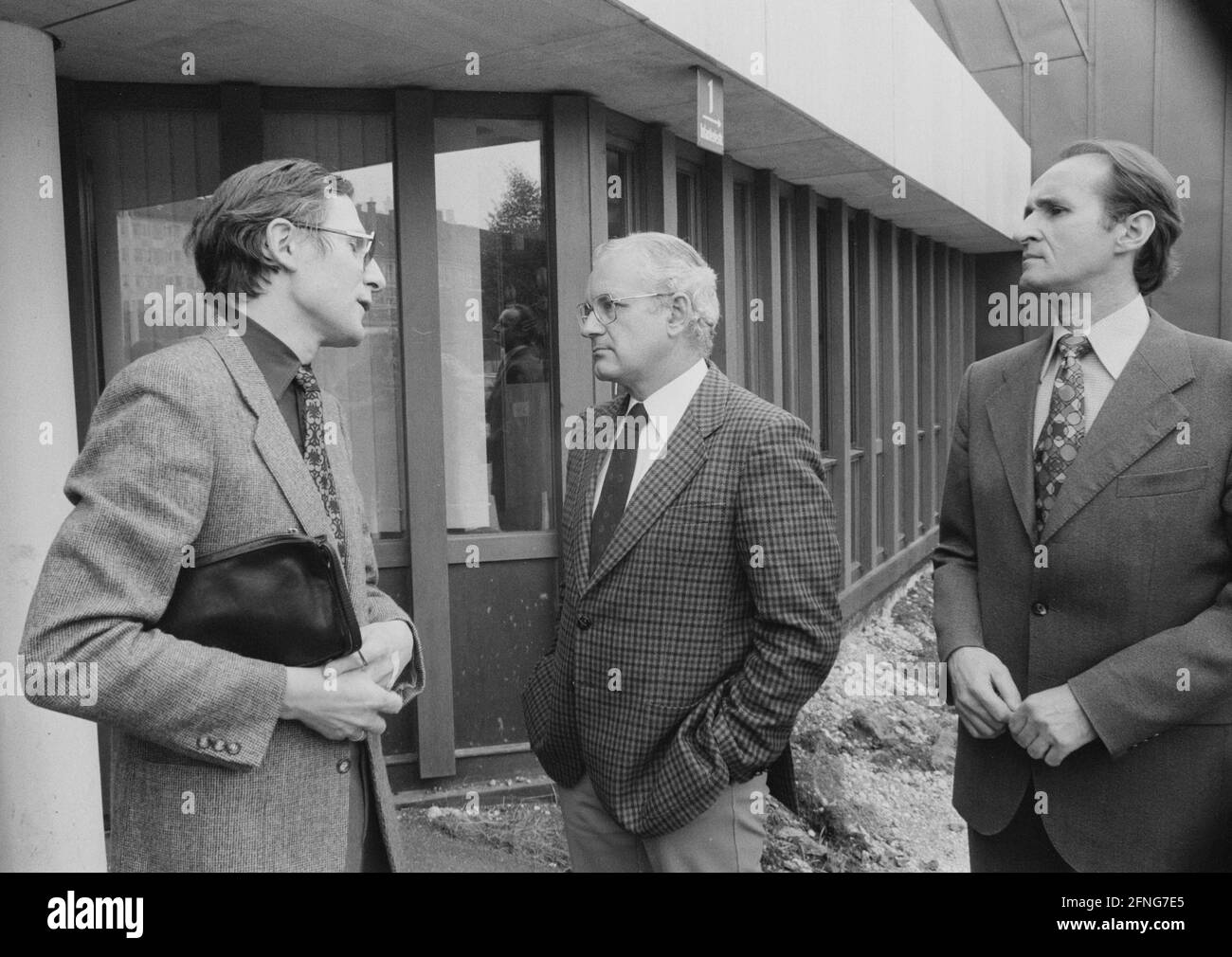 Dr. Fritz Sebening, Director of the Clinic for Cardiovascular Surgery at the German Heart Institute in Munich, talking to two men. [automated translation] Stock Photo