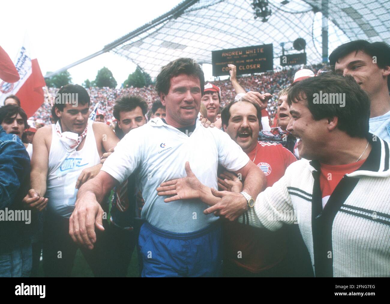 FC Bayern München - VFL Bochum 5:0 / 17.06.1989 / FC Bayern German Champion  1989. Coach Jupp Heynckes is celebrated by the fans in the Munich Olympic  Stadium. [automated translation] Stock Photo - Alamy