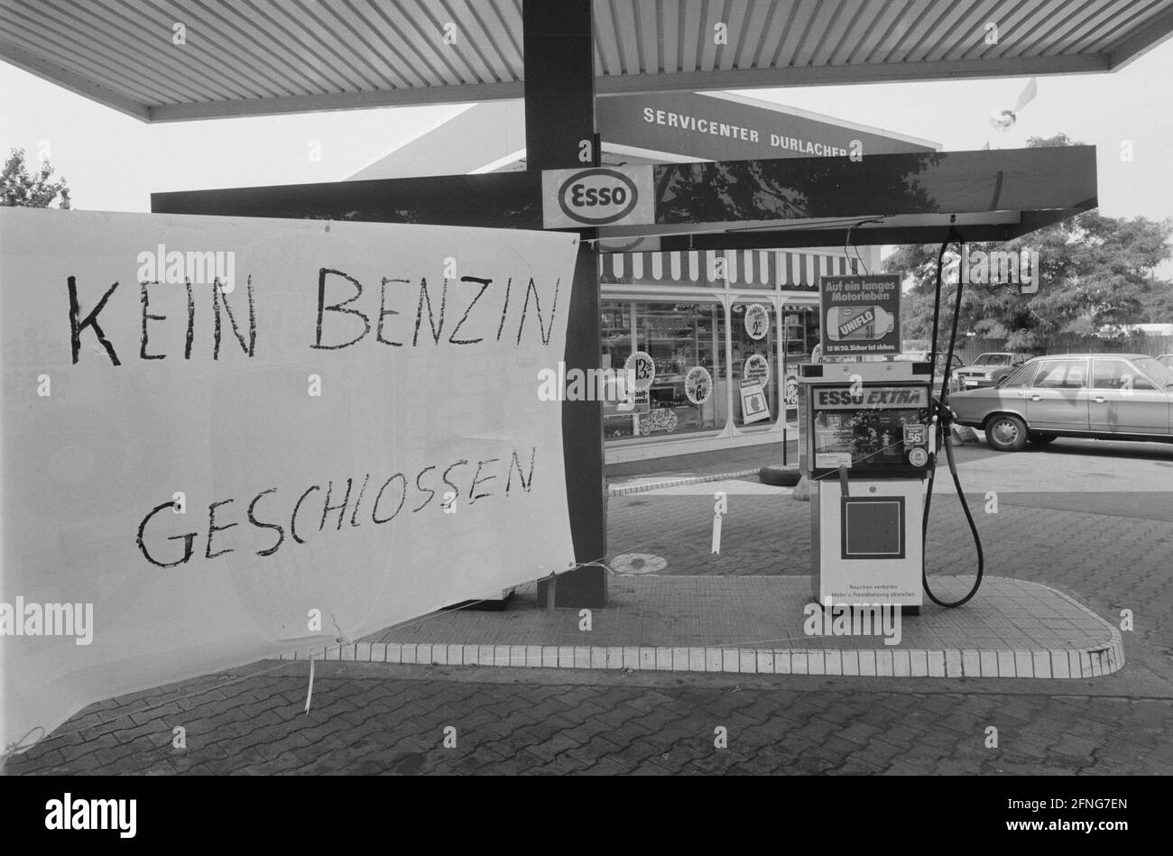 'A closed Esso petrol station in Karlsruhe. A large cloth with the inscription ''No petrol. Closed'' hangs in front of it. The reason for this is the lack of petrol. [automated translation]' Stock Photo