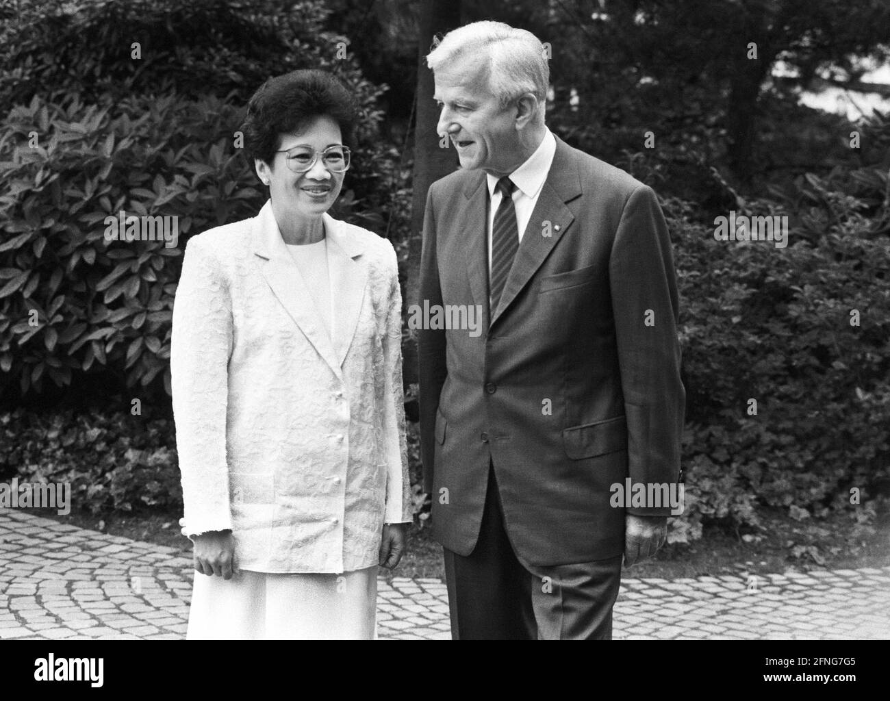 Germany, Bonn, 11.07.1989. Archive No: 07-09-24 State visit of the President of the Philippines Photo: Federal President Richard von Weizsaecker and President Corazon Aquino [automated translation] Stock Photo
