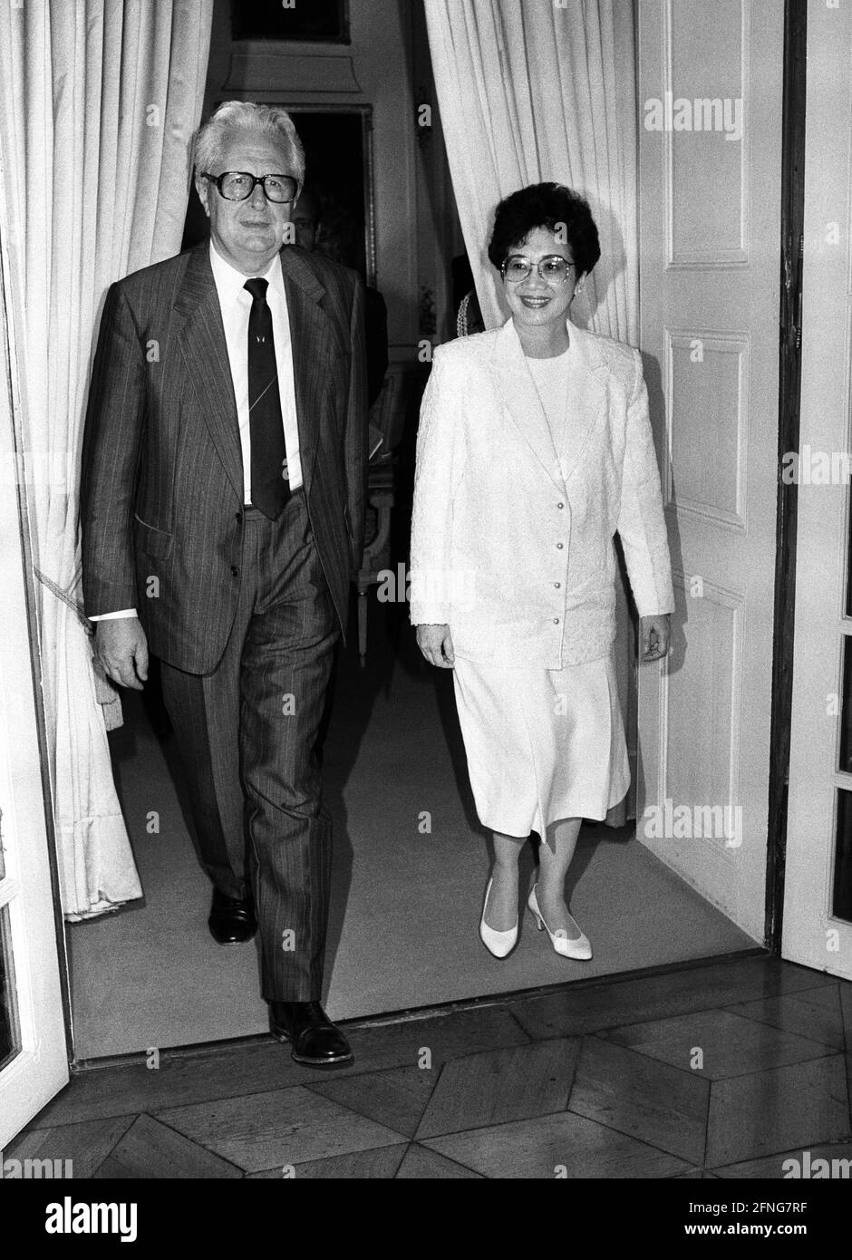 Germany, Bonn, 11.07.1989. Archive No: 07-12-26 State visit of the President of the Philippines Photo: SPD Federal Chairman Hans-Jochen Vogel and President Corazon Aquino [automated translation] Stock Photo