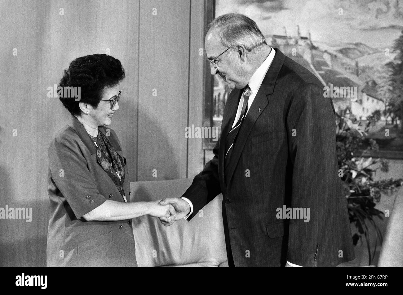 Germany, Bonn, 11.07.1989. Archive No: 07-14-03 State visit of the President of the Philippines Photo: Federal Chancellor Helmut Kohl and President Corazon Aquino [automated translation] Stock Photo