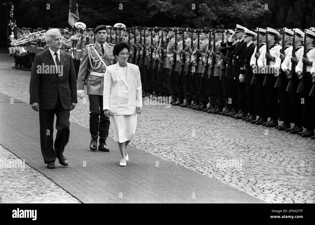 Germany, Bonn, 11.07.1989. Archive No: 07-09-14 State visit of the President of the Philippines Photo: Federal President Richard von Weizaecker and President Corazon Aquino [automated translation] Stock Photo