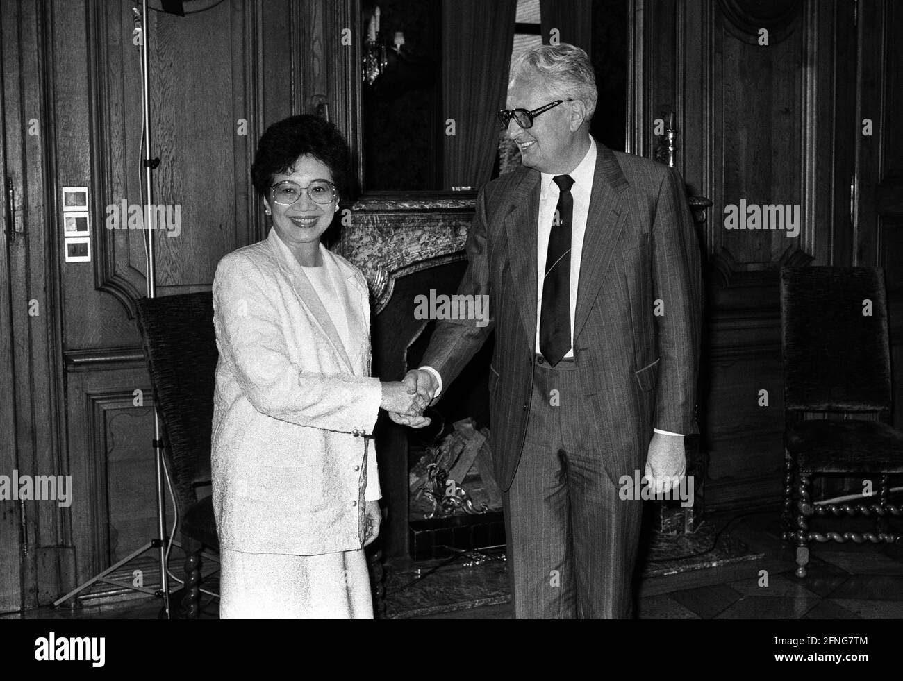 Germany, Bonn, 11.07.1989. Archive No: 07-12-34 State visit of the President of the Philippines Photo: SPD Federal Chairman Hans-Jochen Vogel and President Corazon Aquino [automated translation] Stock Photo