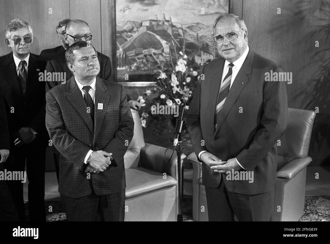 Germany, Bonn, 07.09.1989. Archive No: 08-19-34 Visit of Lech Walesa, chairman of the Solidarno?? trade union Photo: Lech Walesa and Chancellor Helmut Kohl at the Chancellery. [automated translation] Stock Photo