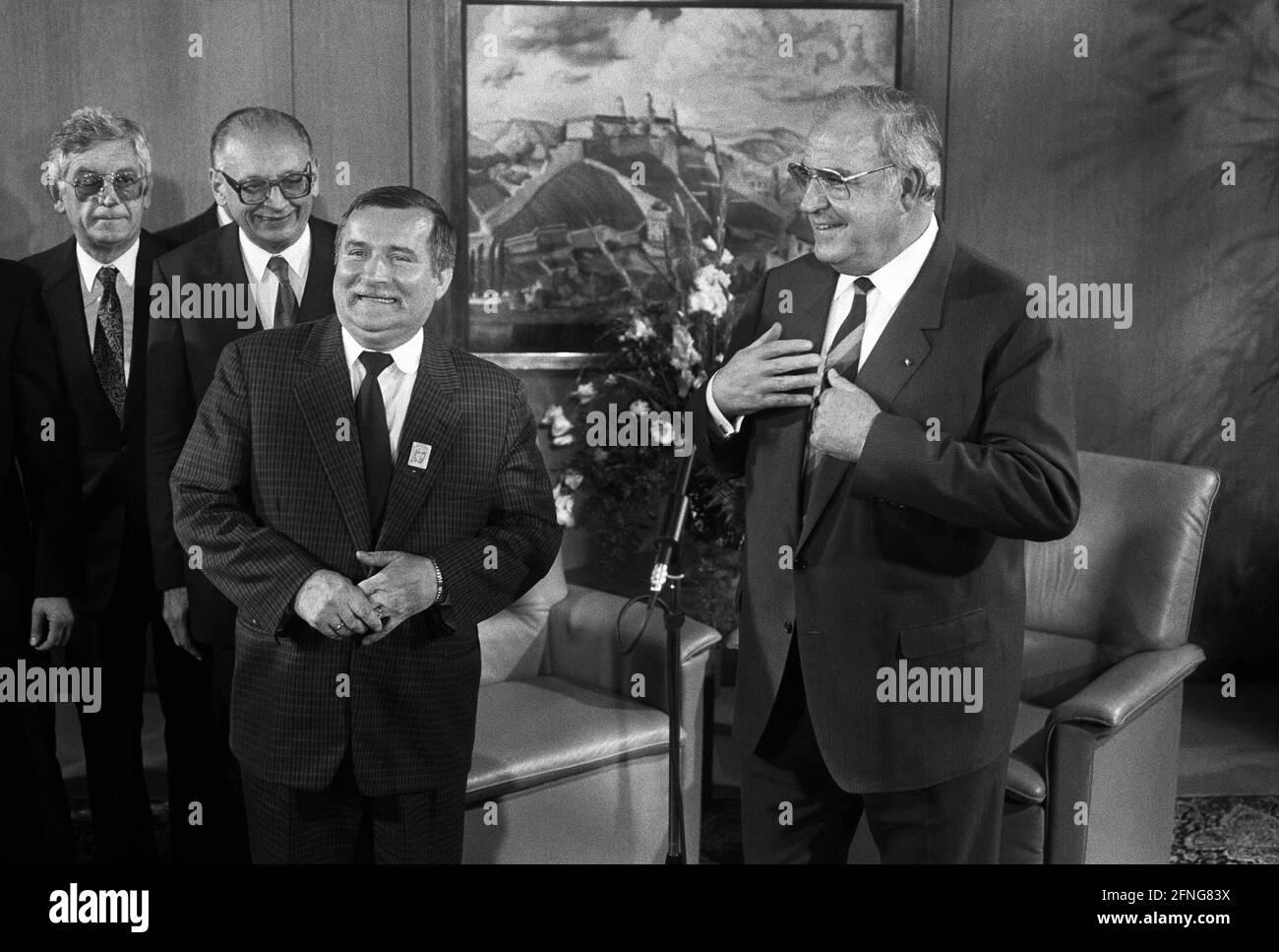 Germany, Bonn, 07.09.1989. Archive No: 08-19-18 Visit of Lech Walesa, chairman of the Solidarno?? trade union Photo: Lech Walesa and Chancellor Helmut Kohl at the Chancellery. [automated translation] Stock Photo