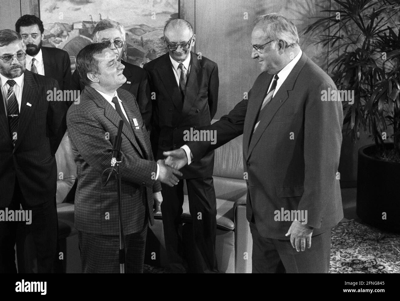 Germany, Bonn, 07.09.1989. Archive No: 08-20-33 Visit of Lech Walesa, Chairman of the Solidarno?? trade union Photo: Lech Walesa and Chancellor Helmut Kohl at the Chancellery. [automated translation] Stock Photo