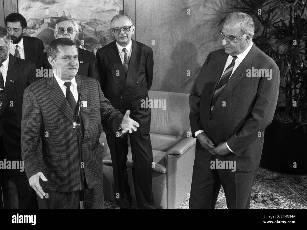 Germany, Bonn, 07.09.1989. Archive No: 08-20-27 Visit of Lech Walesa, Chairman of the Solidarno?? trade union Photo: Lech Walesa and Chancellor Helmut Kohl at the Chancellery. [automated translation] Stock Photo
