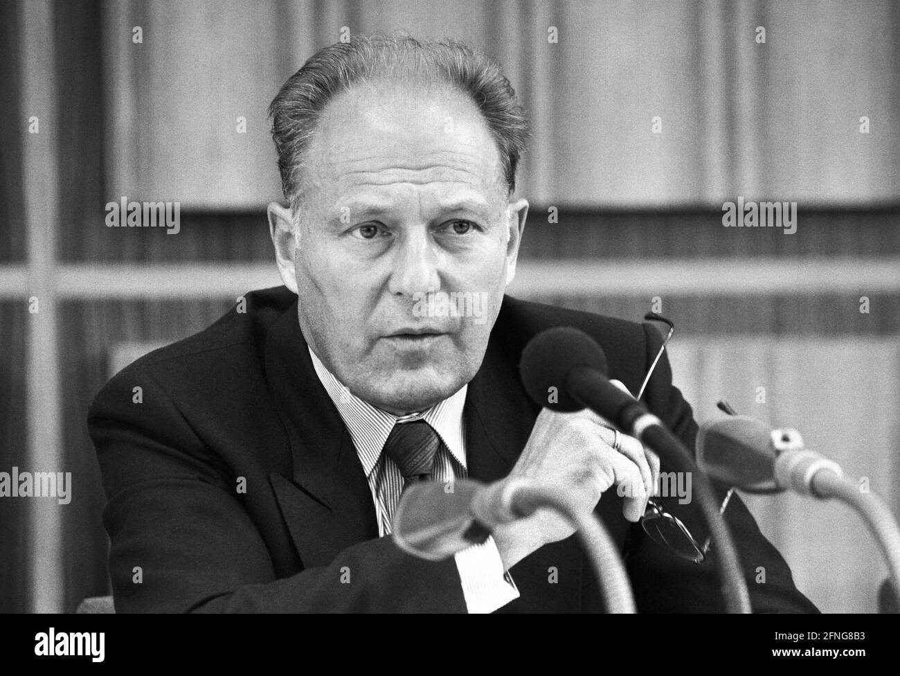 Germany, Bonn, 31.08.1989. Archive No: 08-02-30 Press conference with Minister Warnke Photo: Jürgen Franz Karl Walter Warnke, Federal Minister for Economic Cooperation [automated translation] Stock Photo